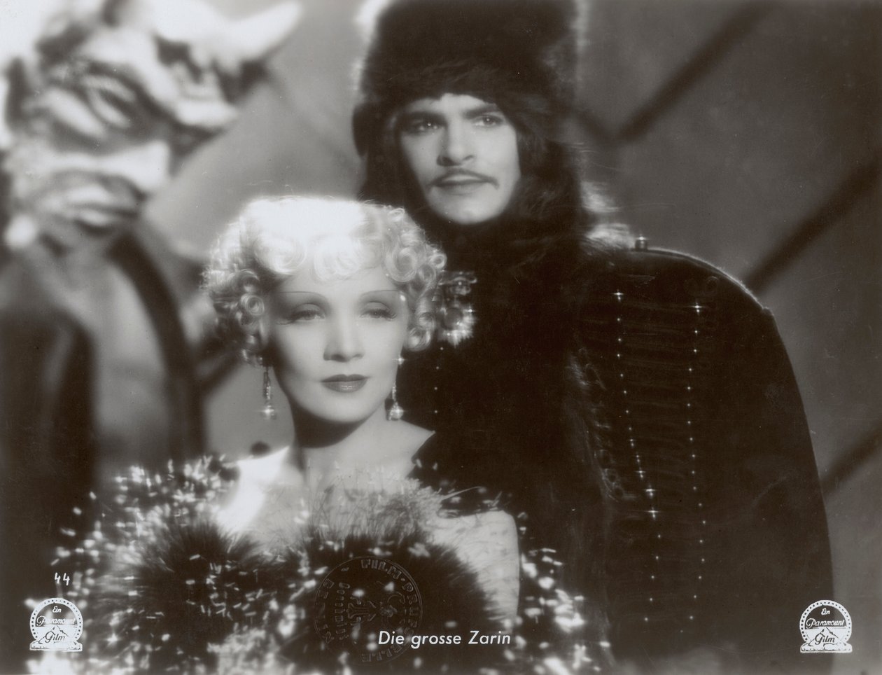 Fotograma do filme "A Imperatriz Escarlate" com Marlene Dietrich e John Lodge de Photographer German