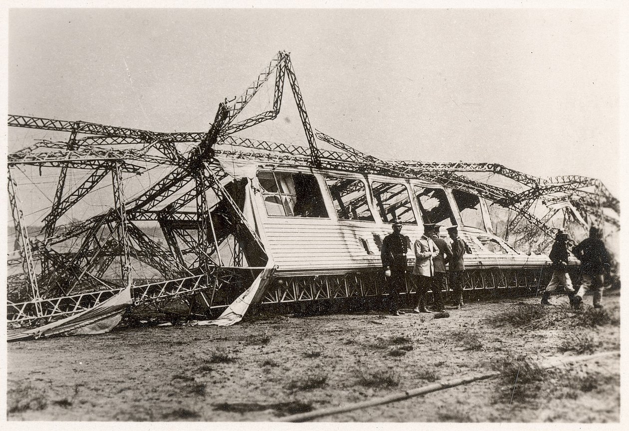 As ruínas do Zeppelin LZ10 "Schwaben" após sua destruição em 28 de junho de 1912 (foto a p/b) de Photographer German