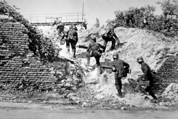 Secção de metralhadoras alemãs da Primeira Guerra Mundial avança durante a Batalha de Aisne de Photographer German