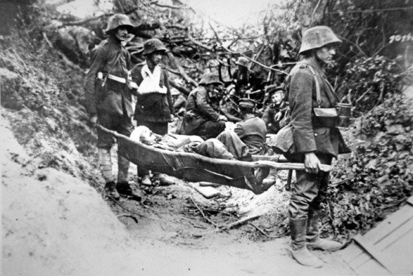 Soldados alemães da Primeira Guerra Mundial carregando um camarada ferido em maca improvisada, perto de Soissons, junho de 1918 (foto a p/b) de Photographer German
