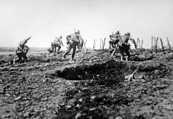 Os tropas alemãs da I Guerra Mundial avançam em Sedan com sacos de granadas pendurados no pescoço, Frente Ocidental de Photographer German