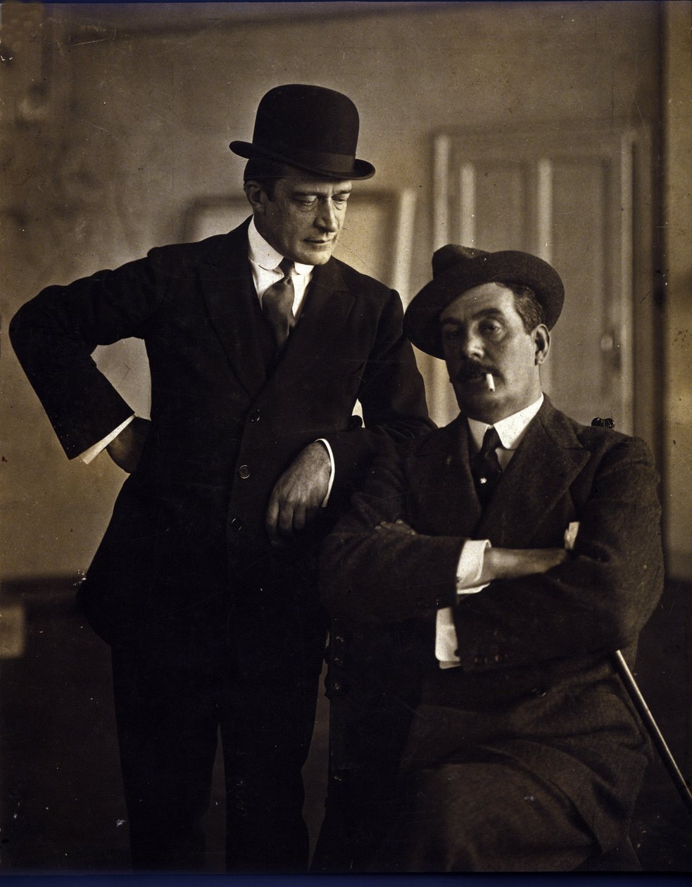 O compositor Giacomo Puccini (1858-1924) e o editor musical Tito Ricordi II (1865-1933). de Photographer Italian