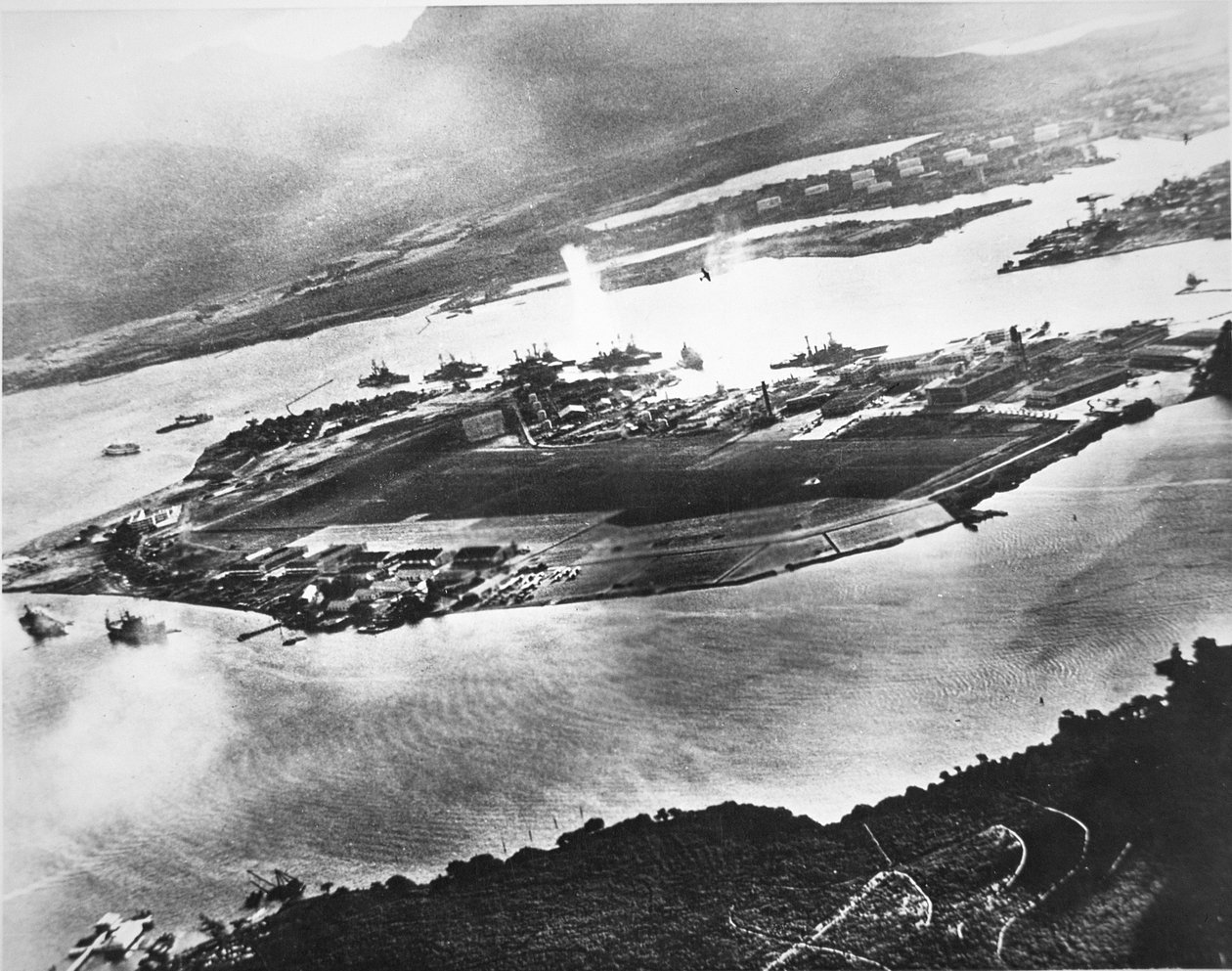 Vista aérea da Ilha Ford e Battleship Row, Pearl Harbor, 7 de Dezembro de 1941 (foto a p/b) de Photographer Japanese