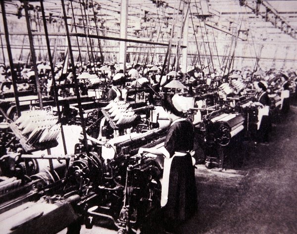 Indústria Japonesa do Algodão: Mulheres trabalhando nos teares Toyoda, c.1920 (foto a p/b) de Photographer Japanese
