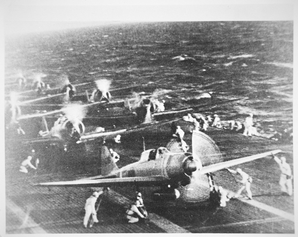Porta-aviões japonês "Akagi", navio almirante Nagumo, Pearl Harbor, 7 de Dezembro de Photographer Japanese