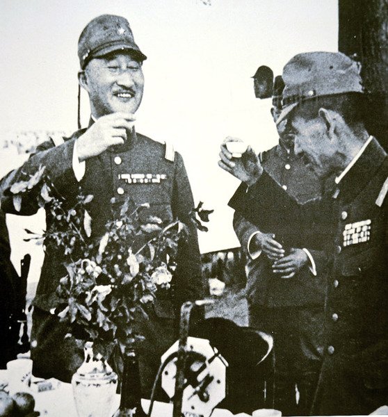 Os generais japoneses Terauchi e Hata brindam com a queda de Hsuchow, China, em maio de Photographer Japanese