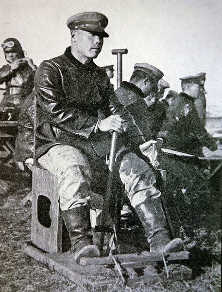 pilotos japoneses em treinamento básico, usando joystick de madeira, barra do leme e acelerador de Photographer Japanese