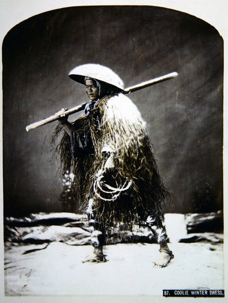 Porteiro japonês em sua roupa de inverno, c.1900 (foto colorida) de Photographer Japanese