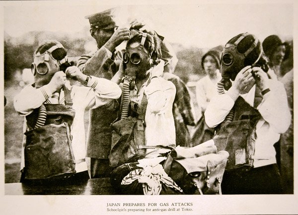 Estudantes japoneses em Tóquio preparam-se para um exercício de ataque aéreo anti-gás de Photographer Japanese