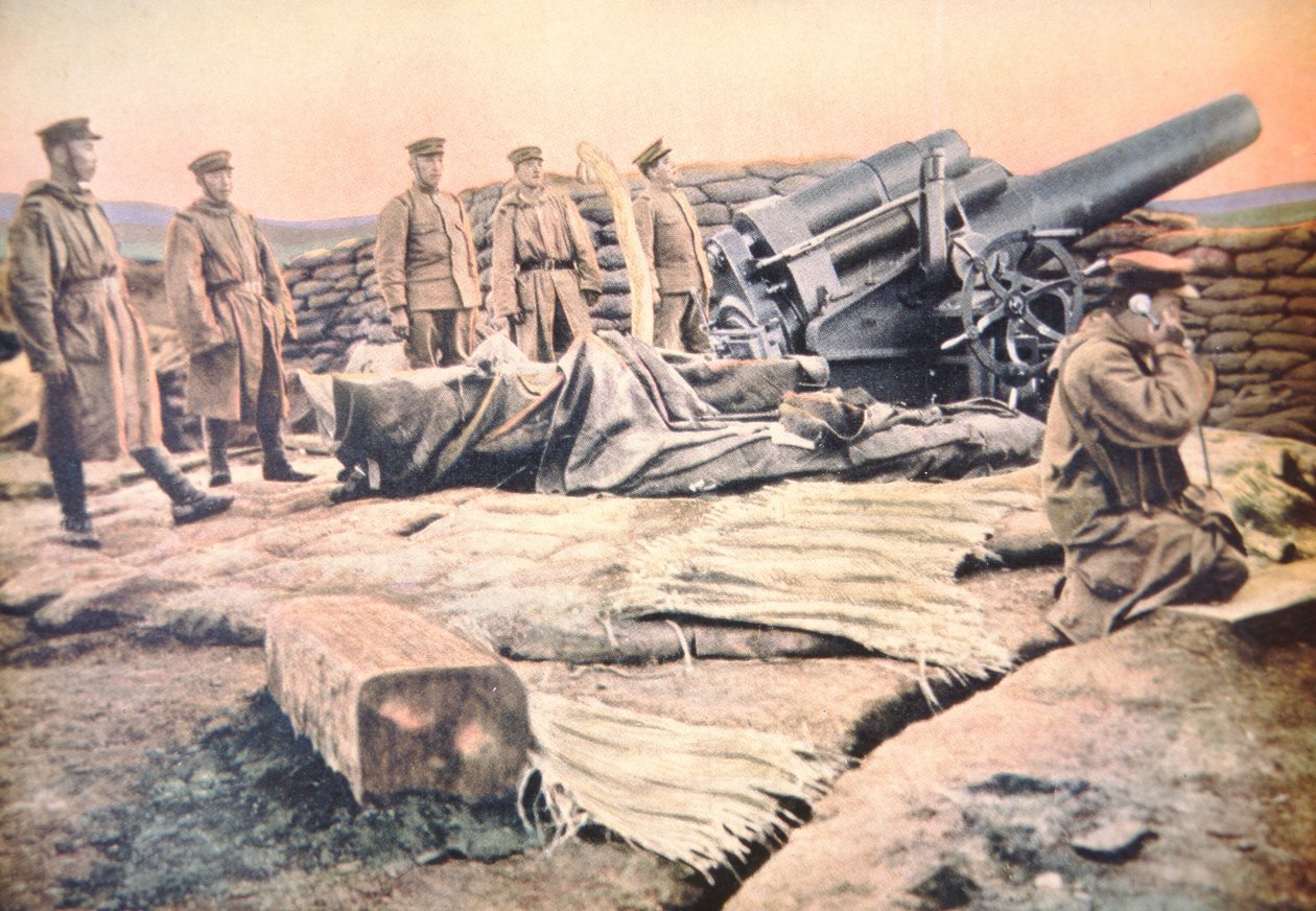 Arma de cerco japonesa em ação contra a fortaleza alemã de Tsingtao na costa da China de Photographer Japanese