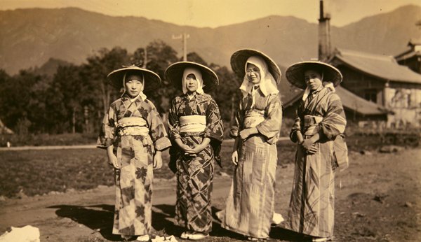 Mulheres japonesas em trajes tradicionais de Photographer Japanese