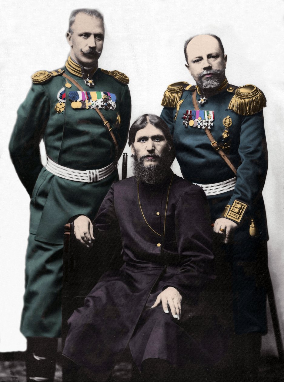 Grigory (Grigory) lefimovich Novykh, conhecido como Rasputin (Rasputin) (1869-1916) com o Capitão von Lohman, e o Príncipe Coronel Putyatin. (Esquerda para a direita: Príncipe Mikhail Putyatin, Grigory Rasputin e Coronel D Loman) de Photographer Russian