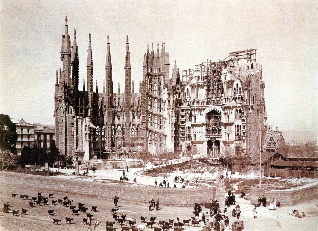 Vista da Sagrada Família, Barcelona, c.1900 (foto a p/b) de Photographer Spanish