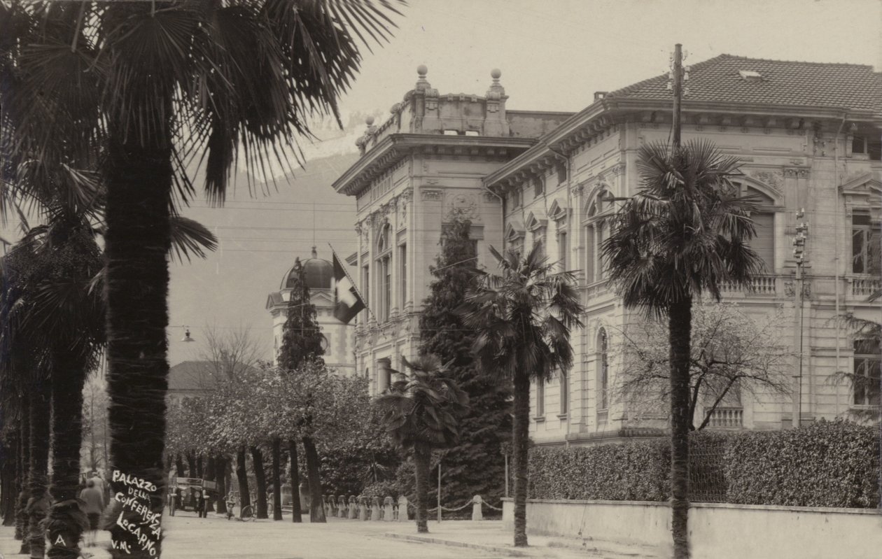 Palácio de conferências onde foi assinado o Tratado de Locarno em 1925 (fotografia a preto e branco) de Photographer Swiss