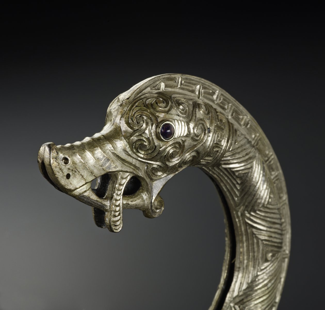 Capa de bainha da Ilha de São Niniano (prata e vidro) de Pictish