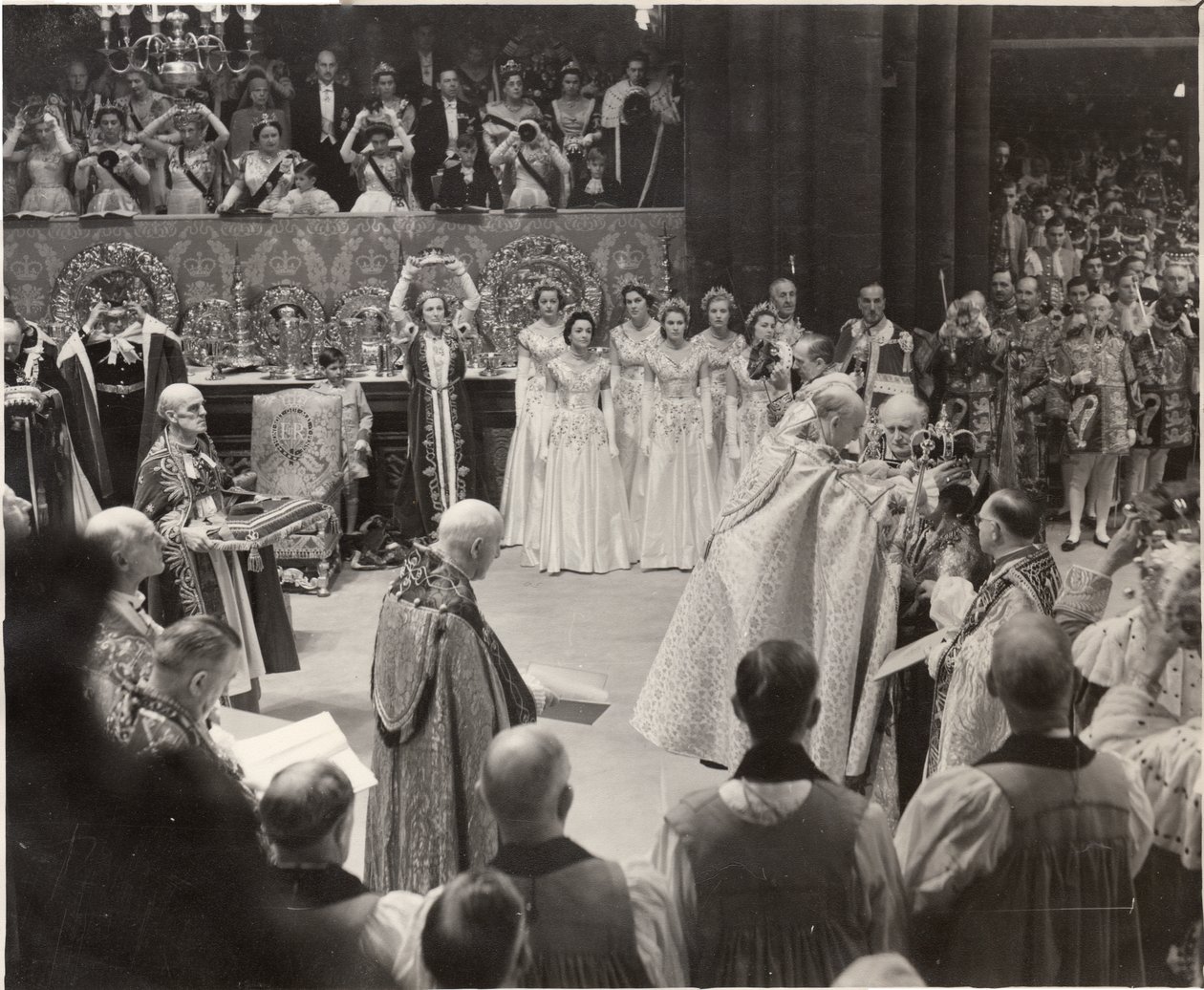 Duquesa Maria, com a sua coroinha no alto em homenagem à Rainha Isabel II na Coroação de Blaise Nicolas Le Sueur