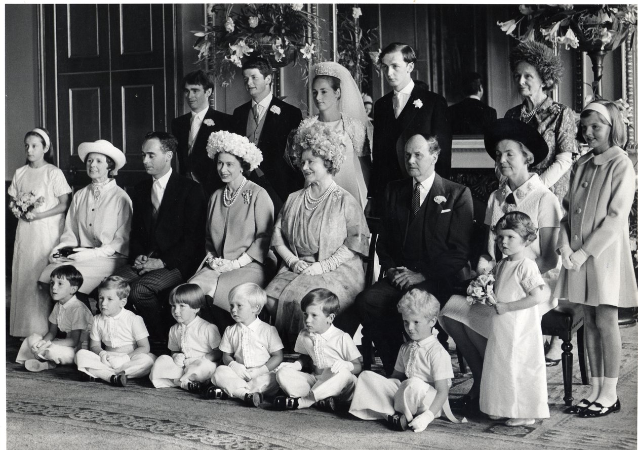 Fotografia de casamento em grupo de Lord Hartington e Amanda com HM a Rainha, e a Rainha Mãe, 28 de Junho de 1967 (p/b foto) de Blaise Nicolas Le Sueur