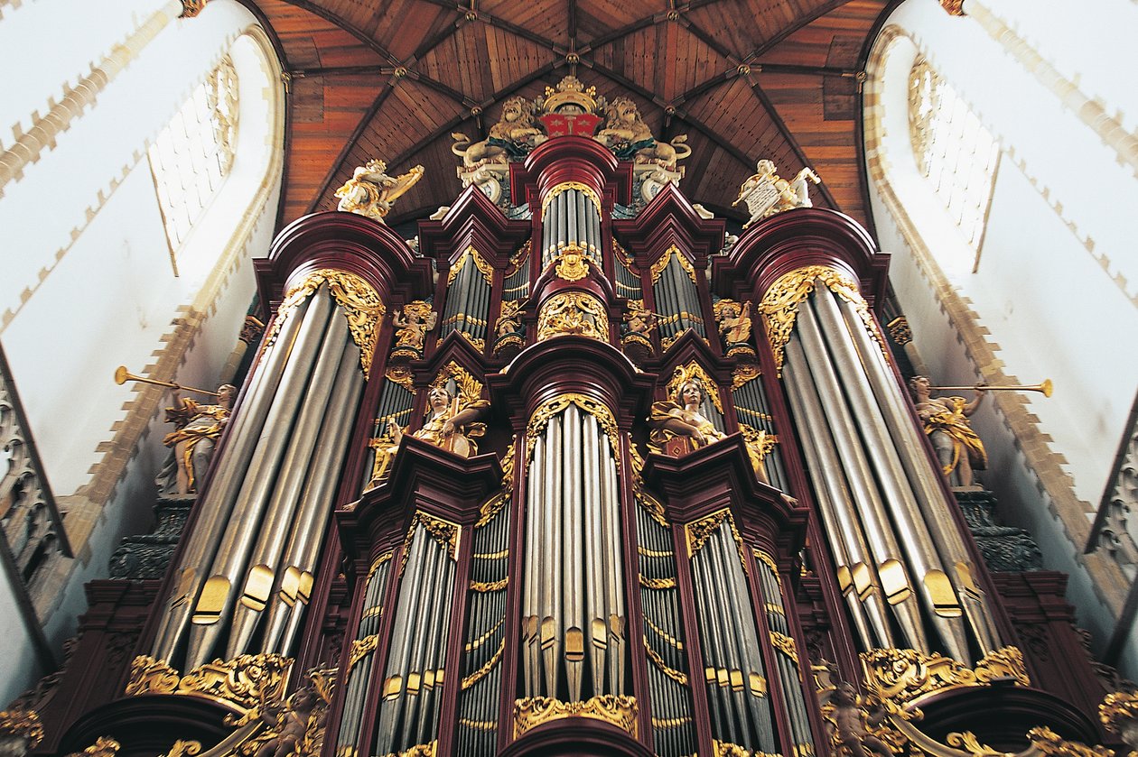 O órgão na igreja de St-Bavokerk ou Grote Kerk, construído por Christian Muller (1690-1763), Haarlem, Holanda de Blaise Nicolas Le Sueur