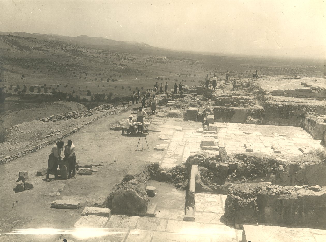 Vista das escavações do palácio dos Phaistos, missão arqueológica italiana liderada por Luigi Pernier e Federico Halbherr, Creta, Grécia de Blaise Nicolas Le Sueur