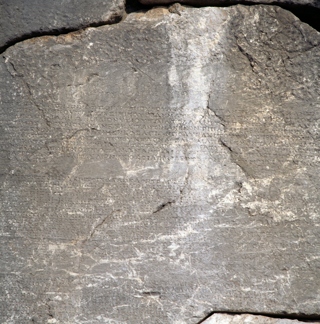 Muro com inscrições perto do Templo de Apolo, Delfos (Lista do Património Mundial da Unesco de Blaise Nicolas Le Sueur