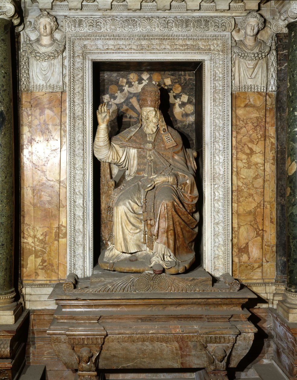 Túmulo do Papa Paulo IV, Capela Carafa, Santa Maria sopra Minerva, Roma, c.1559 (mármore) de Piero Ligorio