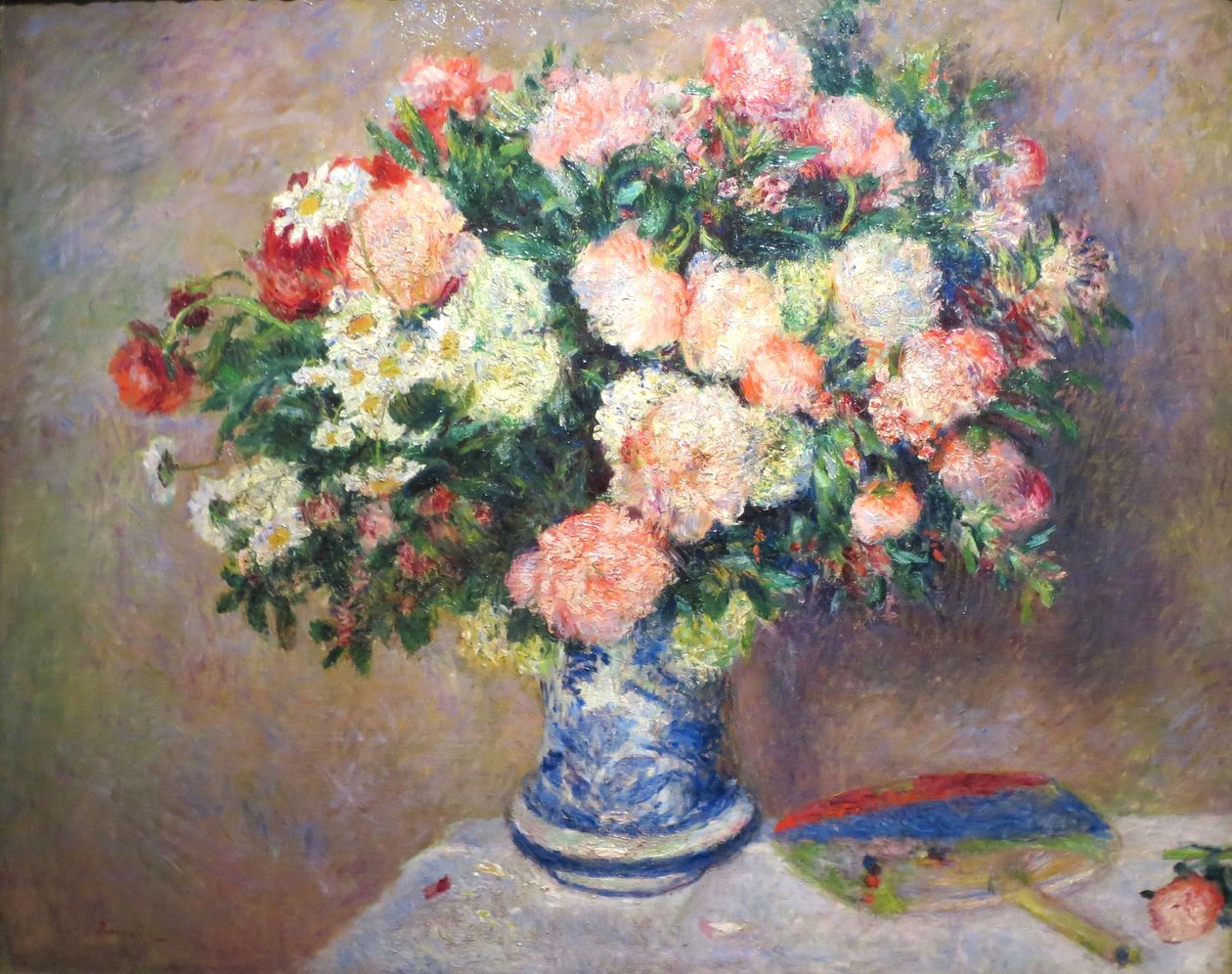 Buquê de crisântemos e um fã japonês de Pierre Auguste Renoir