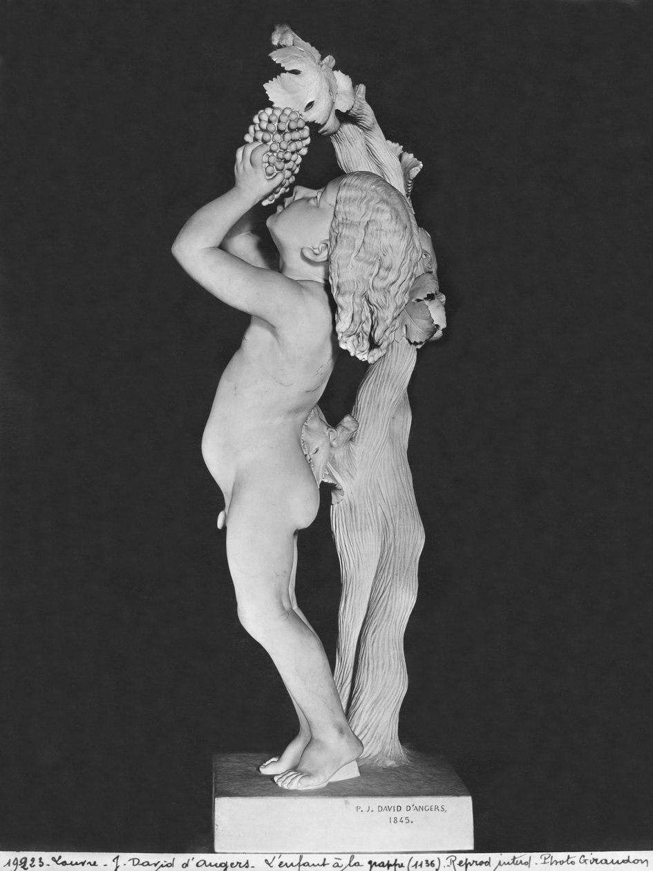 Criança com uvas, 1845 (mármore) (ver também 414583) de Pierre Jean David d
