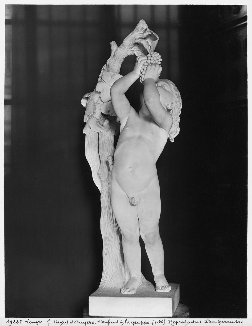 Criança com uvas, 1845 (mármore) (ver também 414584) de Pierre Jean David d