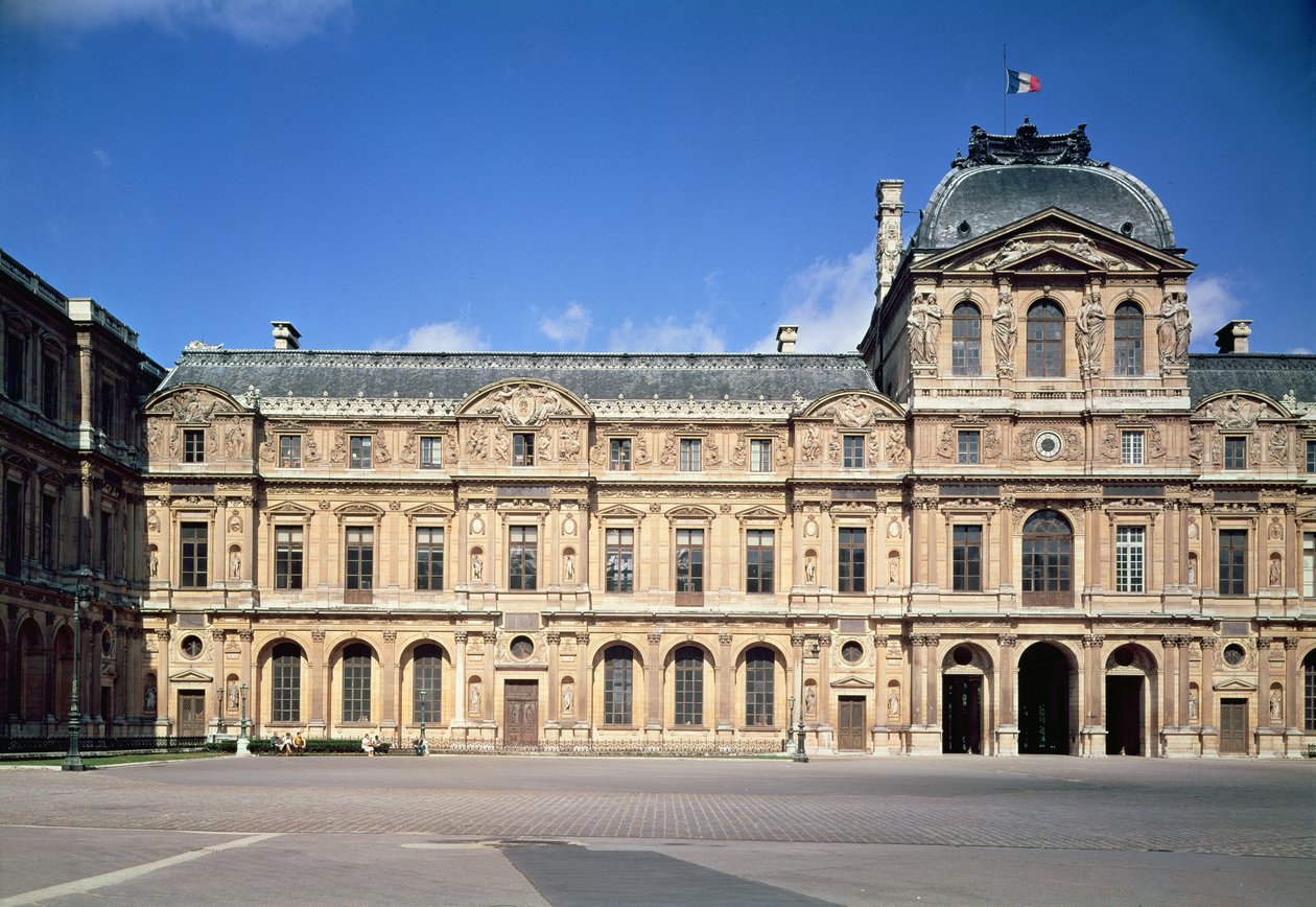 O Cour Carree e o relógio do pavilhão de Pierre Lescot
