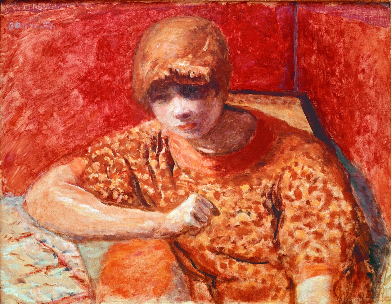 A blusa laranja A jovem mulher sonhadora sentada tem uma mesa sobre um fundo vermelho. Pintura de Pierre Bonnard (1867-1947) 1913 Dim. 52x67 cm Paris, Coleção Particular de Pierre Bonnard