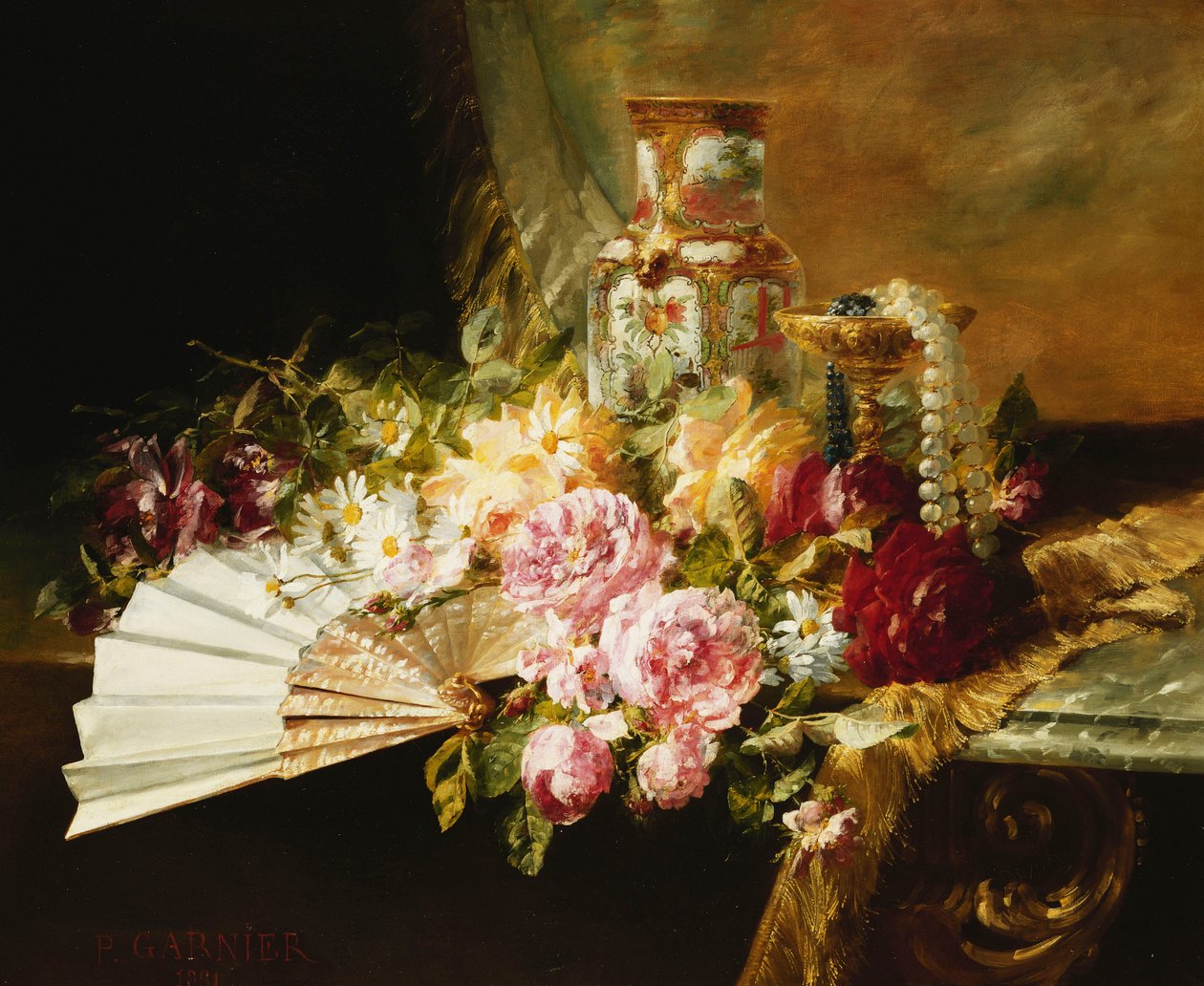 Um leque com rosas, margaridas e um vaso familiar rosa em uma mesa drapeada de Pierre Garnier