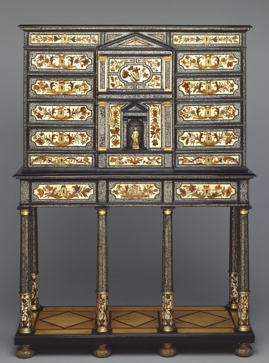 Gabinete em suporte de Pierre Gole