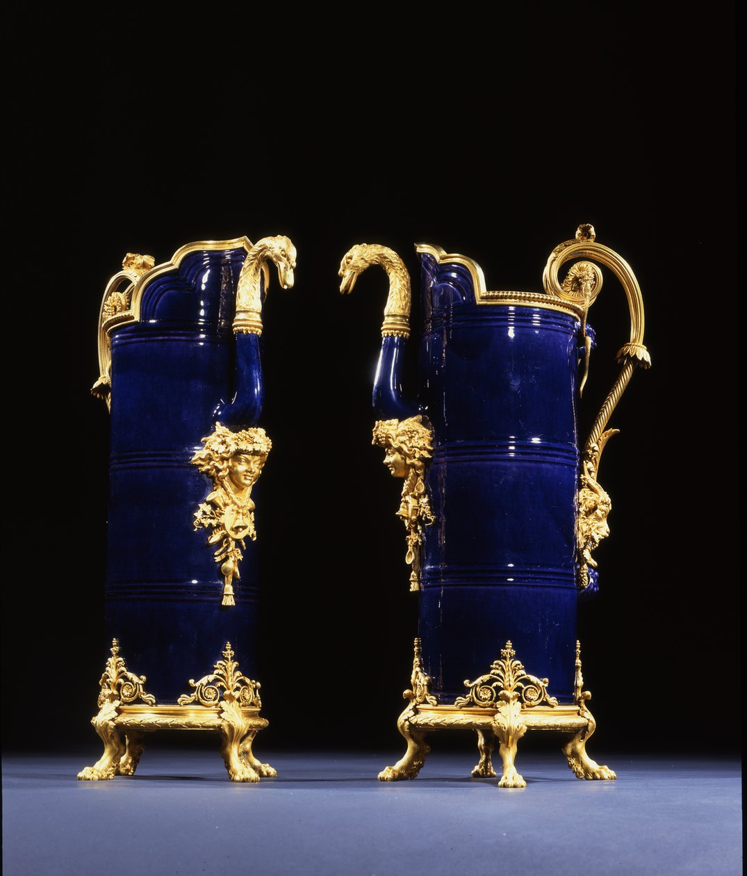 Dois jarros, c.1767 (porcelana com acabamento em bronze) de Pierre Gouthière
