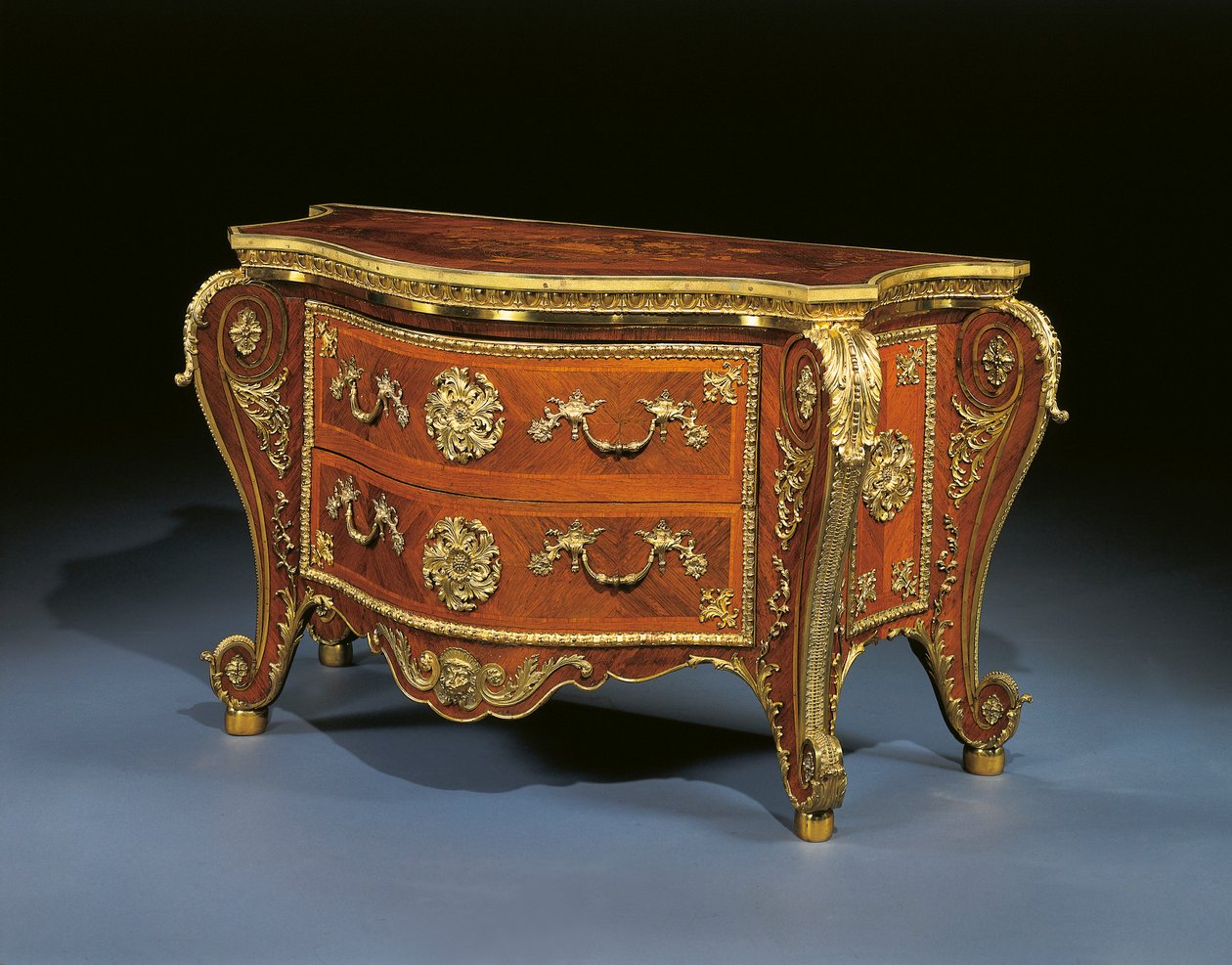 Cômoda George III bombe, c.1760-65 (pau-rosa, madeira de frutas e marchetaria) de Pierre Langlois