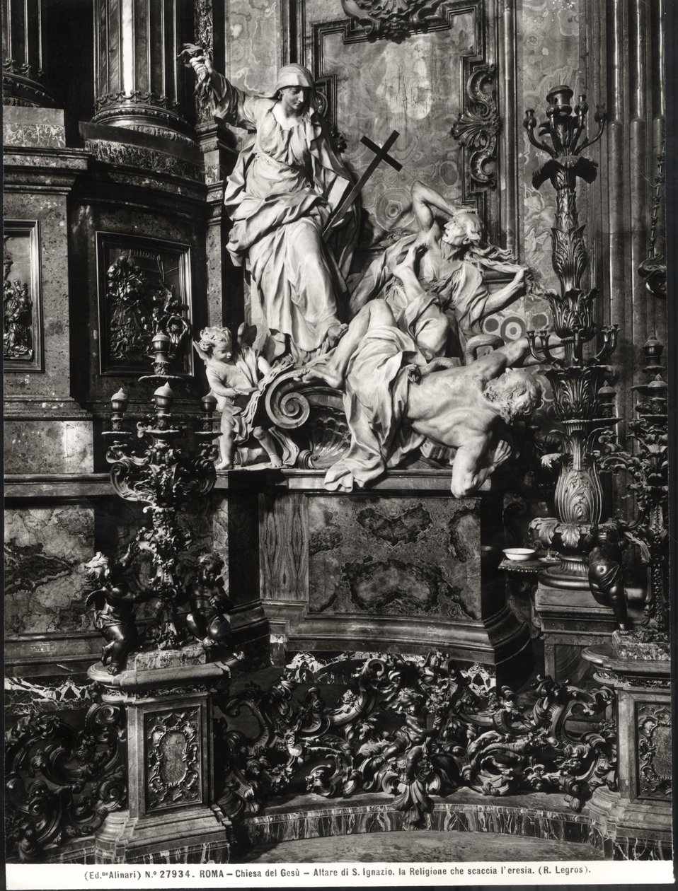 O Altar de Santo Inácio de Loyola, detalhe da Vitória da Verdade Católica sobre a Heresia (mármore) (foto a p/b) de Pierre Legros