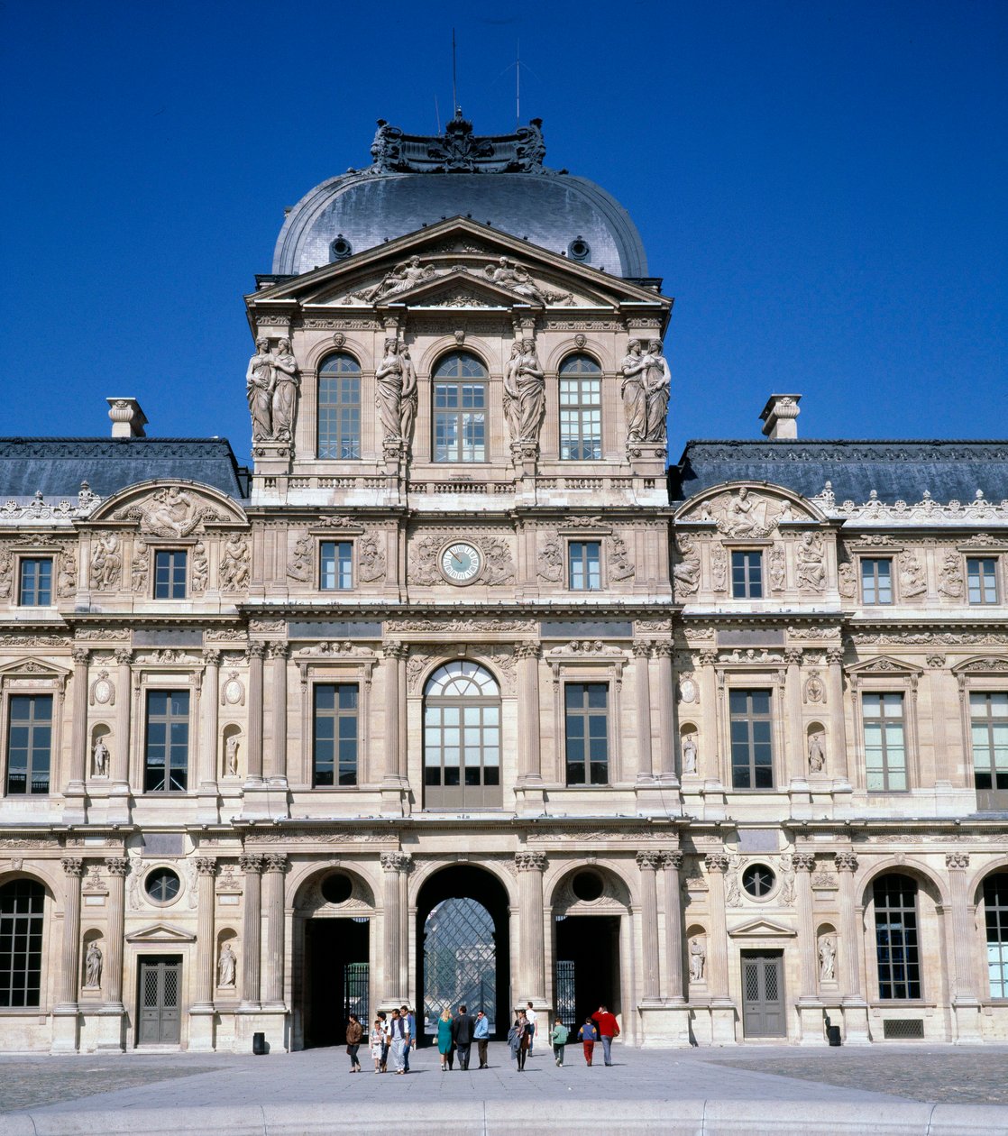 Arquitectura: vista do pátio quadrangular do Louvre. Realizado por Pierre Lescot (1515-1578) de Pierre Lescot