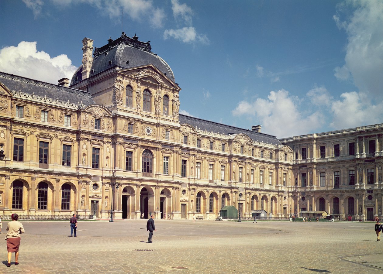 A fachada do Henri II no Cour Carree de Pierre Lescot