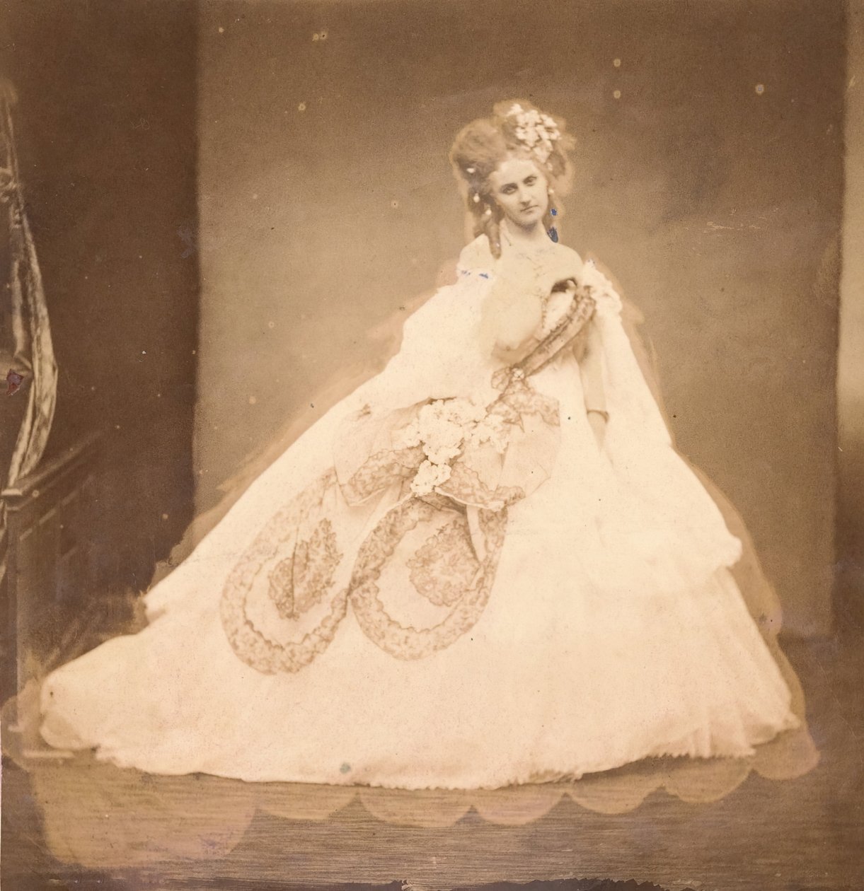 O Bis. Boudoir, vestido de veludo cinza, moiré rosa, flores rosa, folhas cinzentas de seu mai,..., década de 1860. de Pierre Louis Pierson