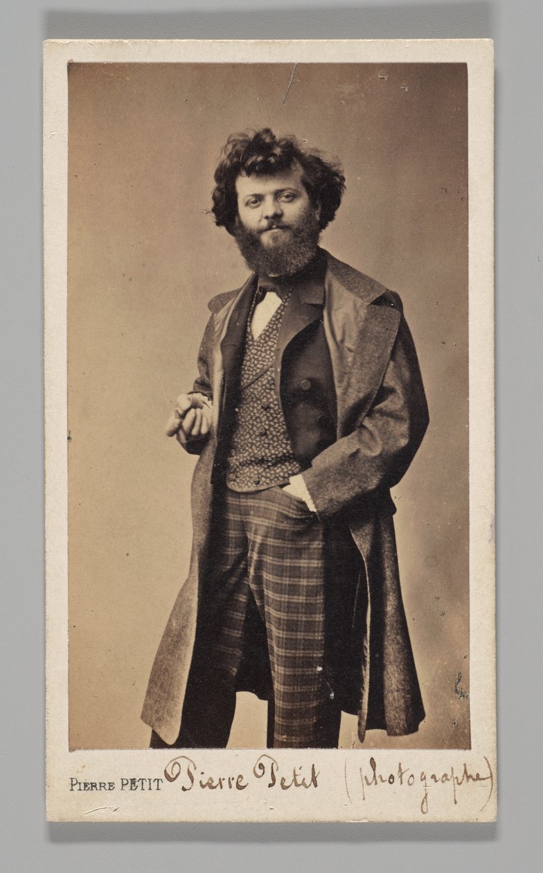 [Retrato de estúdio: autorretrato com calças aos quadrados e sobretudo] de Pierre Petit
