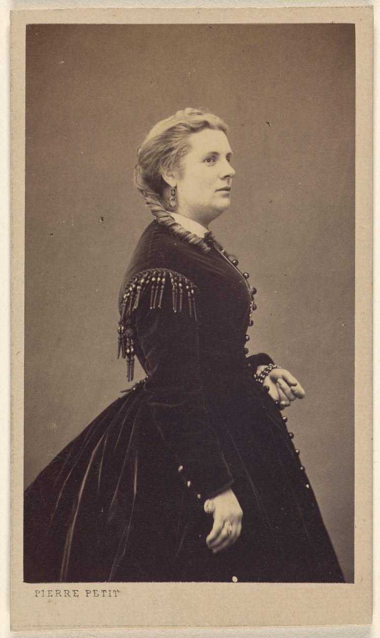 [Mulher não identificada com um vestido escuro, de pé, de perfil] de Pierre Petit