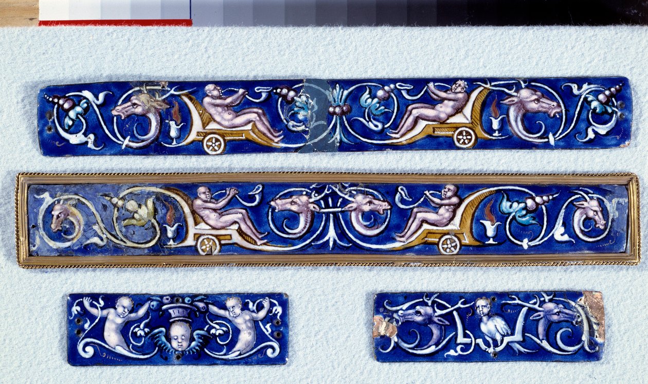 Pratos de enxaguamento grotescos. Esmalte pintado realizado nas oficinas de Pierre Reymond (1513-1584) Enouen, Musee national de la Renaissance de Pierre Reymond