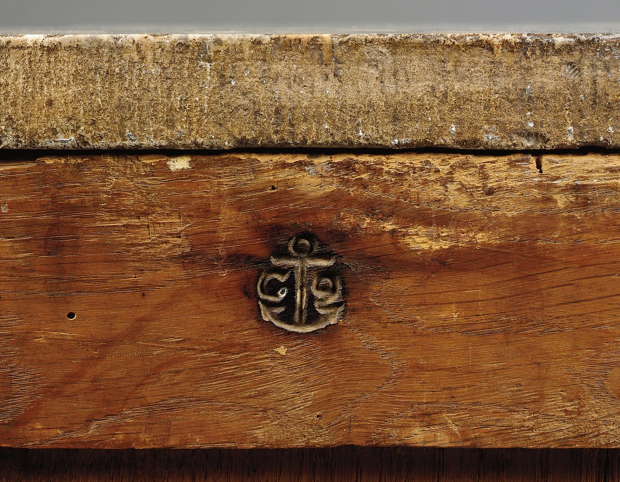 Detalhe de uma cômoda Luís XV de Pierre Roussel