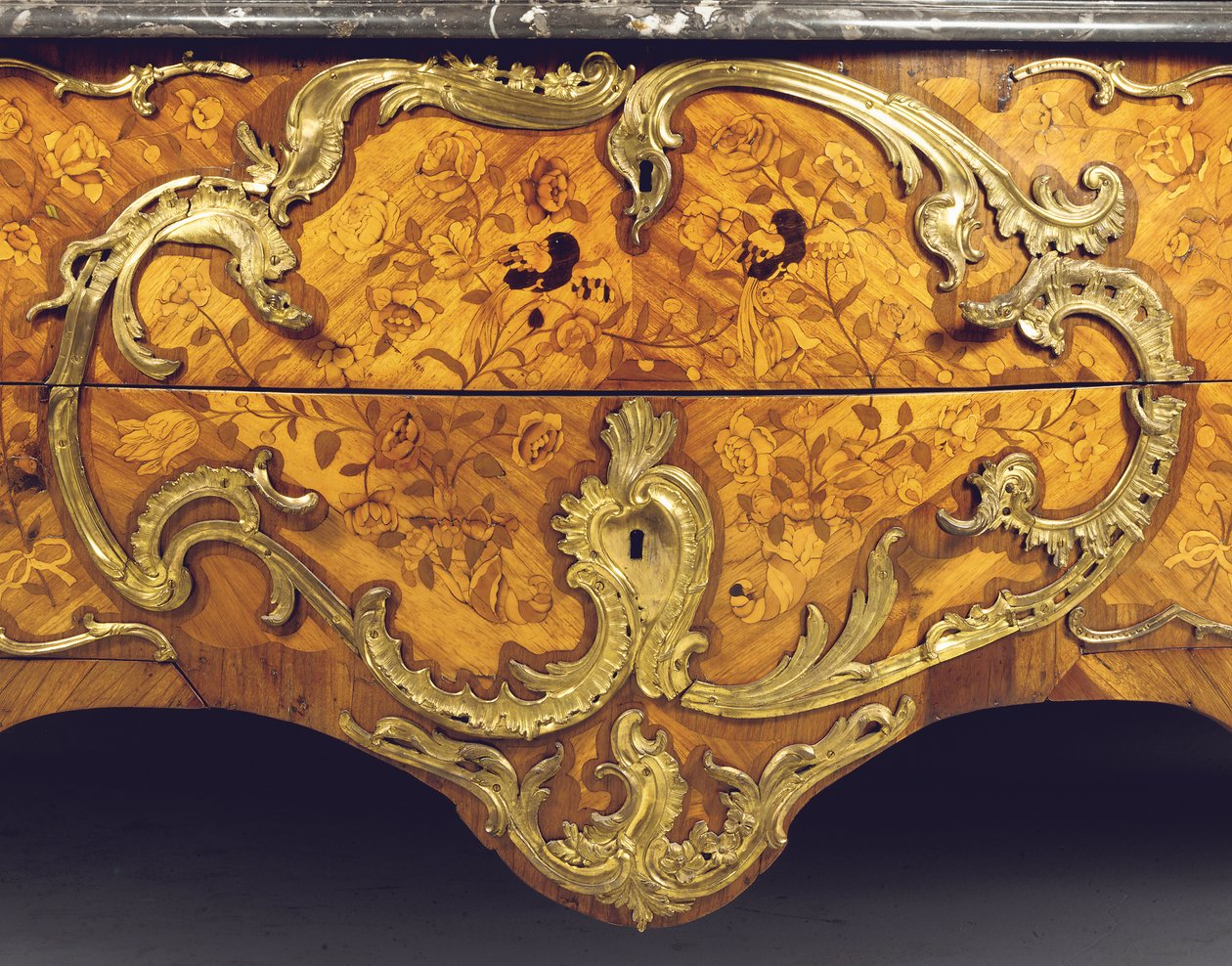 Detalhe de uma cômoda Luís XV, vendida a varejo por Adrien Delorme (tulipwood, amaranto, fruitwood e marchetaria montada em ormolu) (ver também 463007) de Pierre Roussel