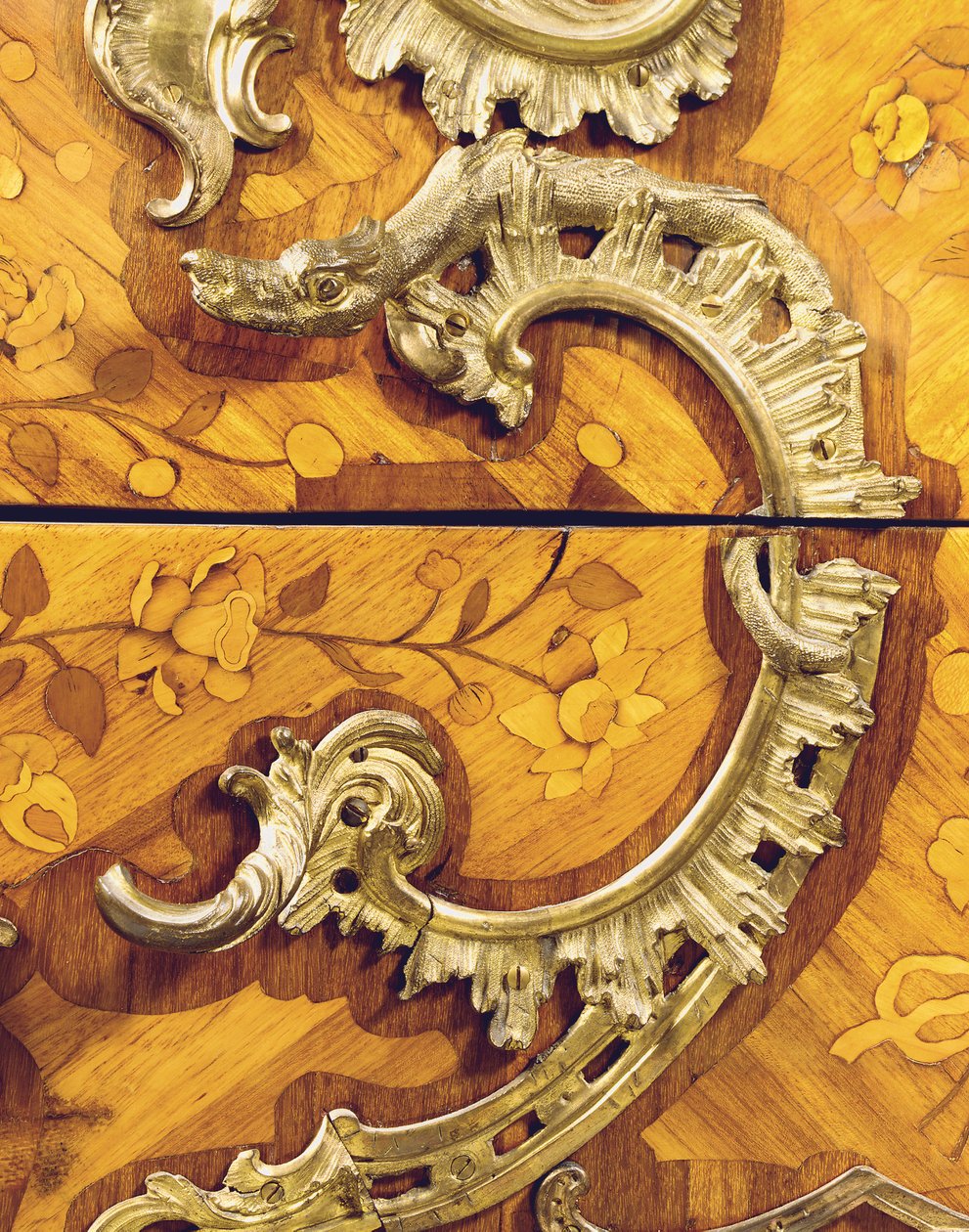 Detalhe de uma cômoda Luís XV, vendida a varejo por Adrien Delorme (tulipwood, amaranto, fruitwood e marchetaria montada em ormolu) (ver também 463007) de Pierre Roussel