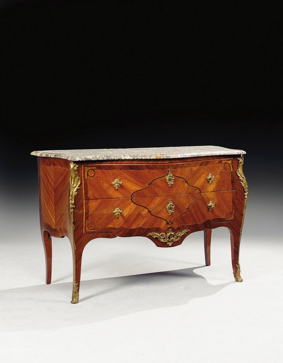 Cômoda Luís XV de Pierre Roussel