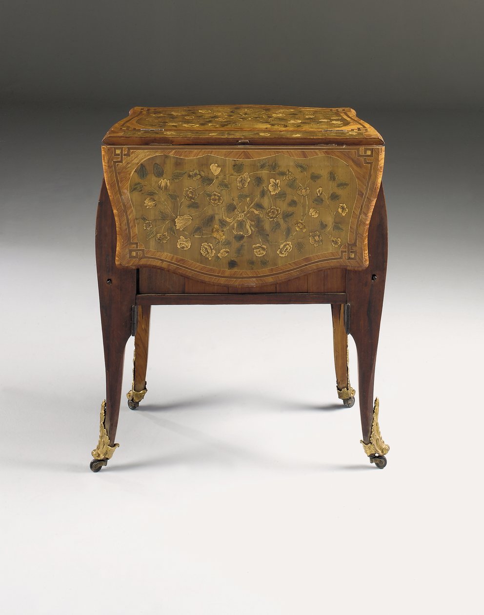 Cômoda Louis XV, c.1765-70 (tulipwood montado em ormolu, sicômoro, amaranto e marchetaria) (ver também 463004, 465390 e 465391) de Pierre Roussel