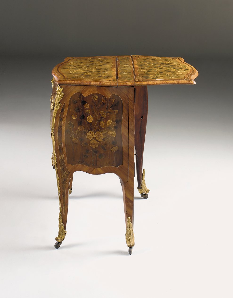 Cômoda Louis XV, c.1765-70 (tulipwood montado em ormolu, sicômoro, amaranto e marchetaria) (ver também 463003, 463004 e 465391) de Pierre Roussel