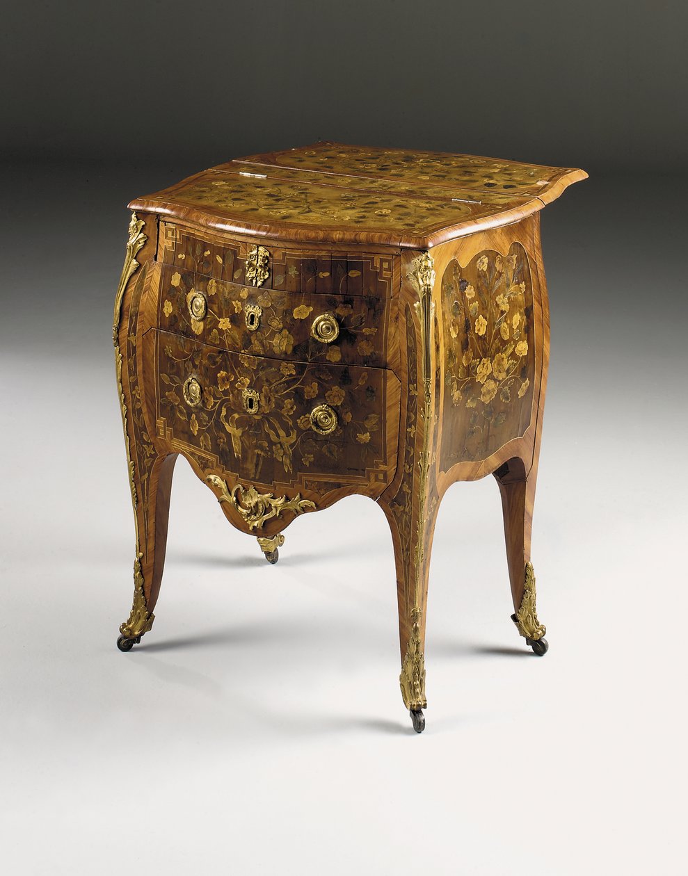 Cômoda Louis XV, c.1765-70 (tulipwood montado em ormolu, sicômoro, amaranto e marchetaria) (ver também 463003, 463004 e 465390) de Pierre Roussel