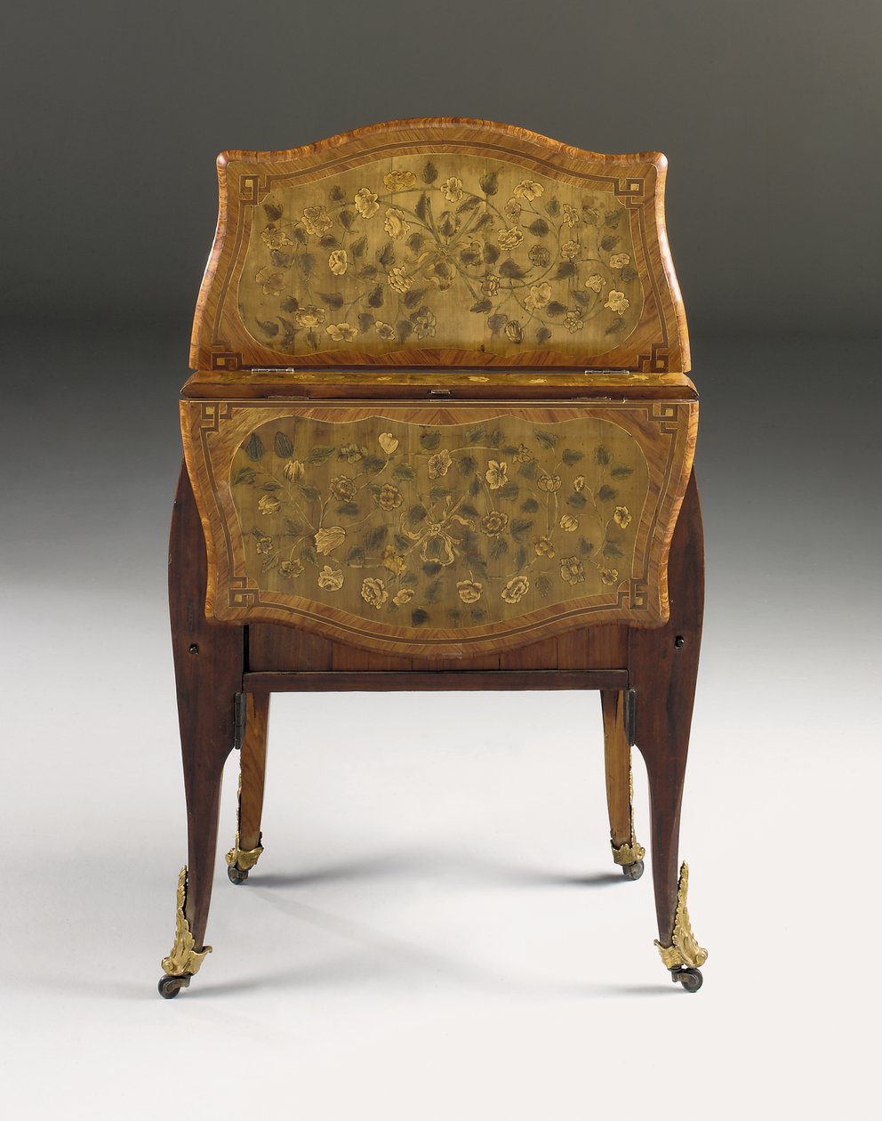 Cômoda Louis XV, c.1765-70 (tulipwood montado em ormolu, sicômoro, amaranto e marchetaria) (ver também 463003, 465390 e 465391) de Pierre Roussel