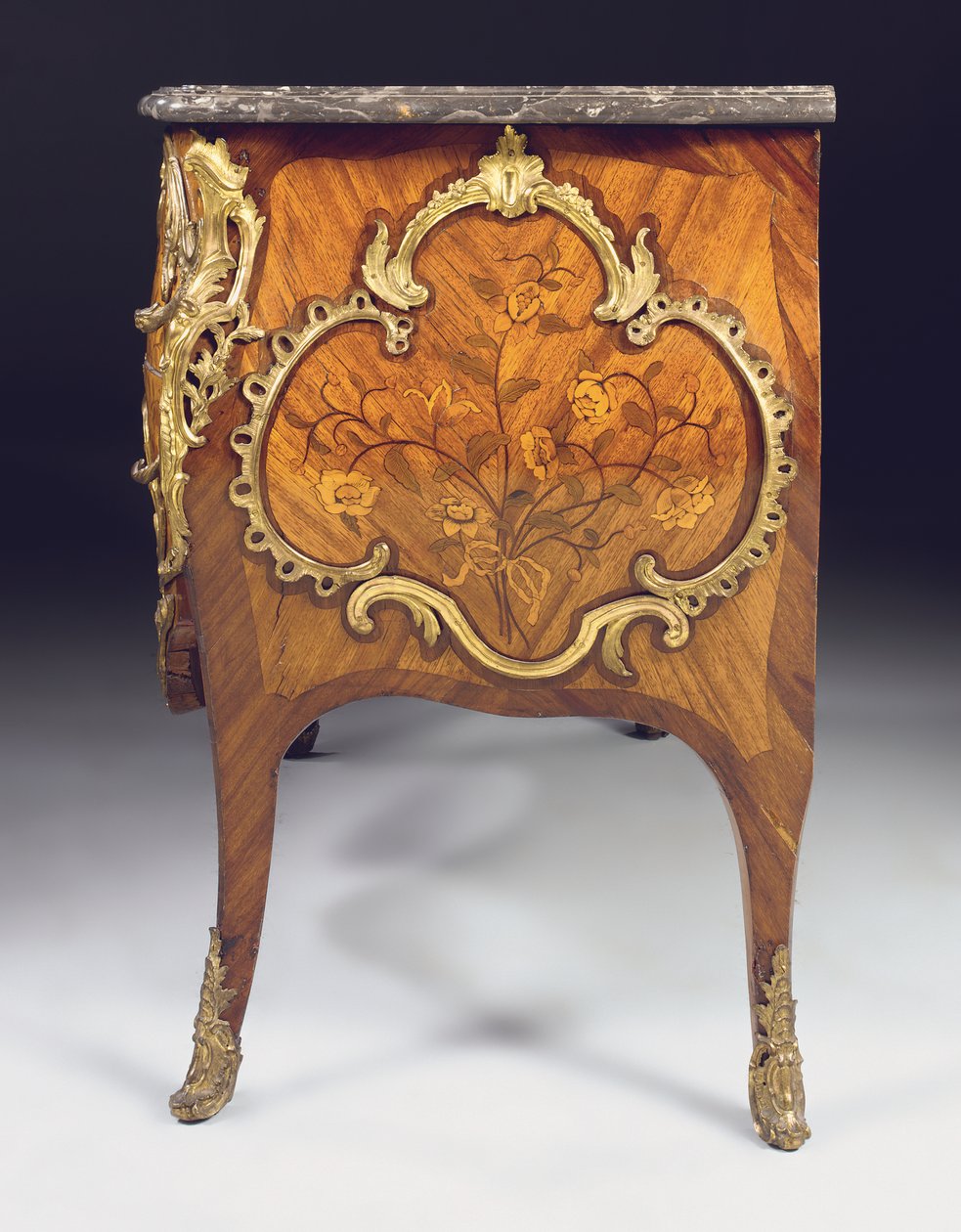 Cômoda Louis XV, vendida a varejo por Adrien Delorme (tulipwood, amaranto, fruitwood e marchetaria montada em ormolu) (ver também 463008) de Pierre Roussel